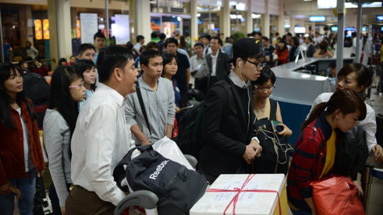 Vietnam asks airlines to slash fares further over slumping jet fuel prices