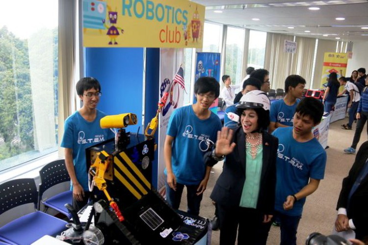 US Embassy announces study program for high school students worldwide, including Vietnamese
