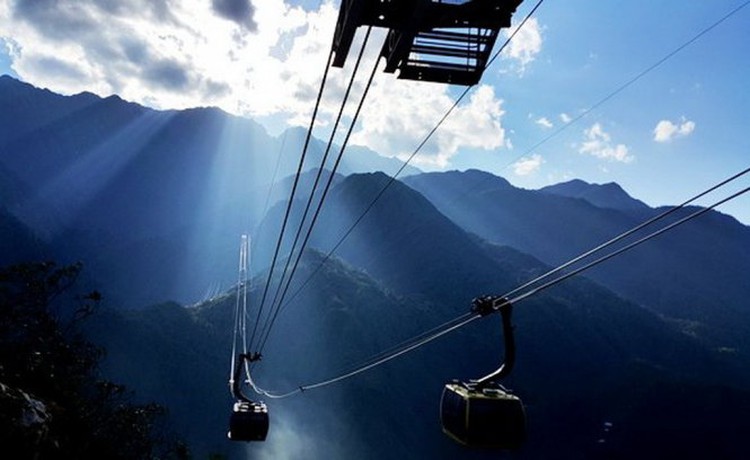 Vietnam inaugurates world’s longest 3-rope cable car system