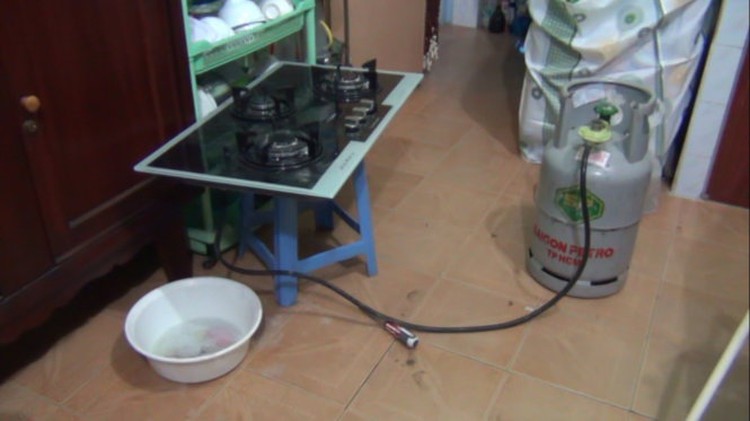 Vietnamese man, grandkid narrowly escape death in gas stove explosion