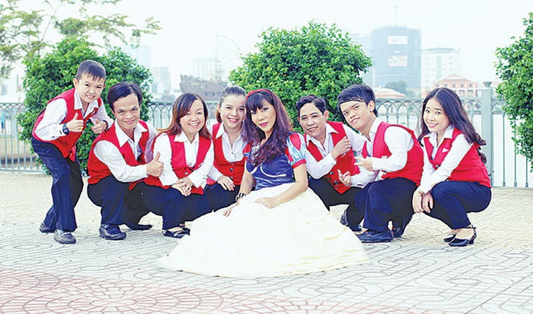 Vietnamese 'Snow White' mentors dwarfs for twenty years