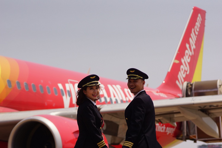 Vietjet co-pilot spends ten years winning heart of his beautiful colleague