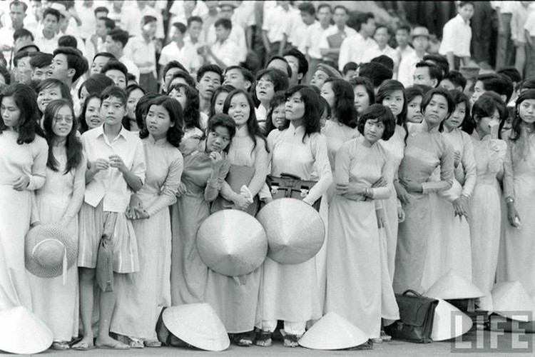 The beauty of historical Vietnamese women wearing ‘ao dai’ (photos)