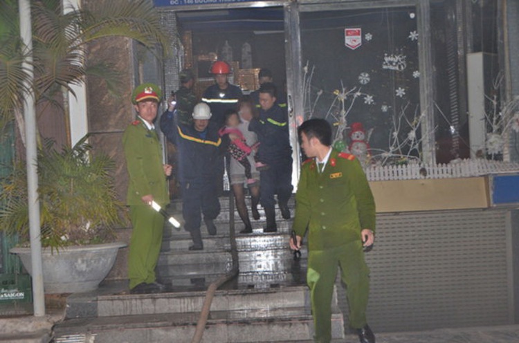 22 rescued from on-fire karaoke parlor in Vietnam