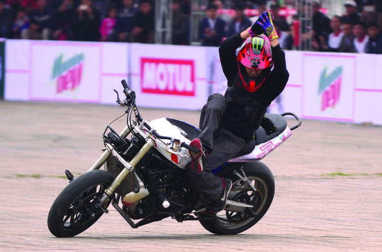 Motorbike stunt riding popular amongst Vietnamese youths