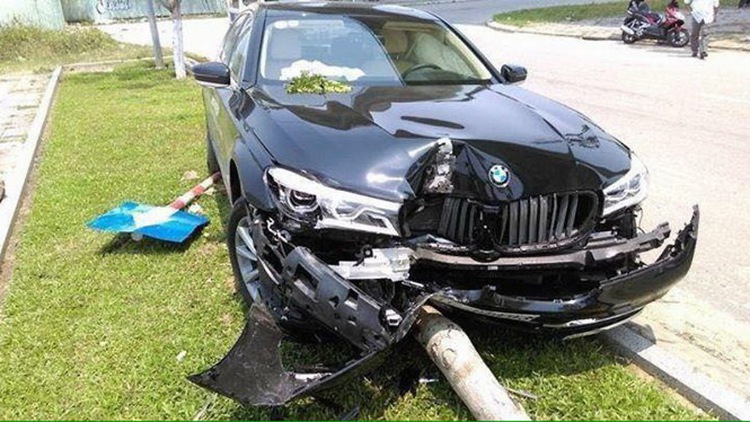 BMW 730Li damaged in Vietnam roadshow accident