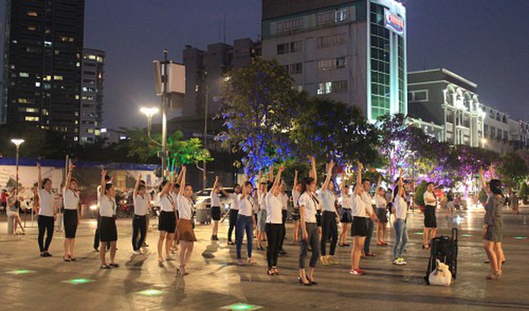 Nguyen Hue pedestrian street: To eat or not to eat?