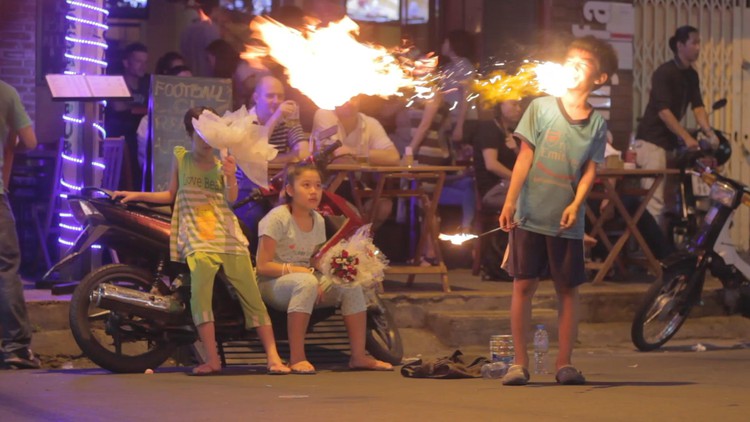 Foreign filmmakers do documentary on Ho Chi Minh City’s ‘backpacker area’