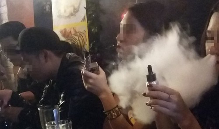 ‘Vaping’ latest fad amongst Vietnamese youths
