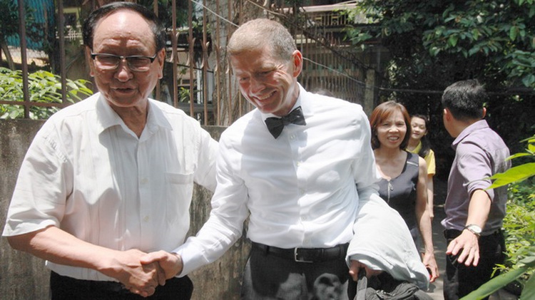 Healing handshake: Son of US ex-POW meets former warden in Vietnam