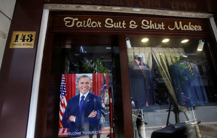 Vietnamese give warm welcome as Obama lands in Hanoi (video)