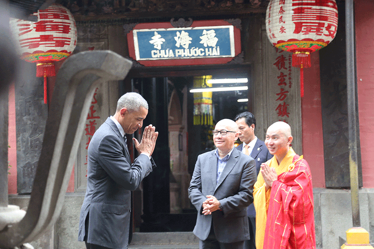 President Obama visits century-old pagoda upon arriving in Ho Chi Minh City
