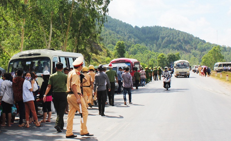 Vietnamese workers barred from morning commute for not renting local houses