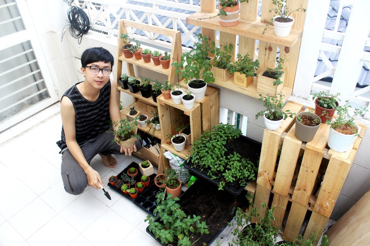 Vietnamese students add more fun to college life with extra jobs