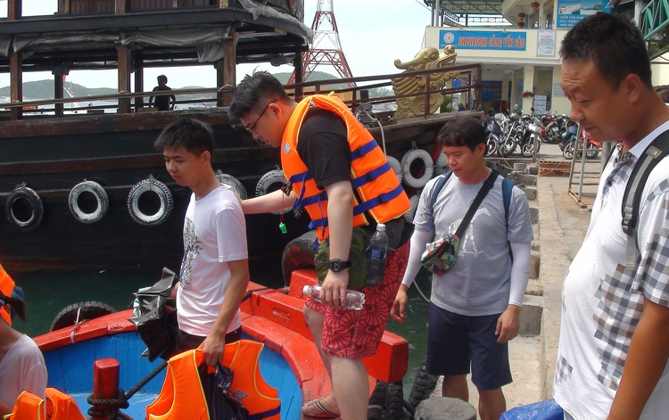 Chinese violators of Vietnam tourism policies deserve deportation: watchdog