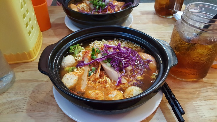 Try the 7-level spicy noodles young Vietnamese are falling for