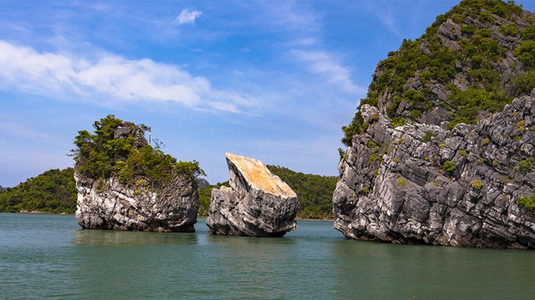 Swan-shaped limestone isle near Ha Long Bay loses ‘head’