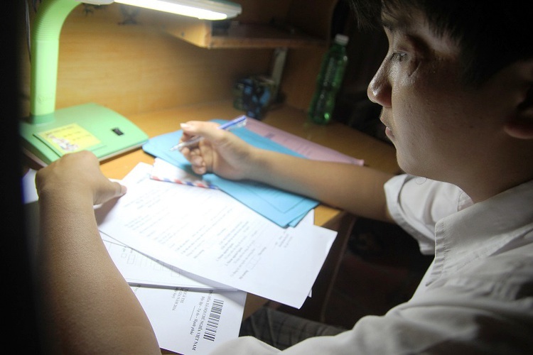 Vietnamese cancer victim realizes dream of entering university