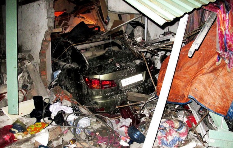 One killed, five injured after car crashes into house in northern Vietnam