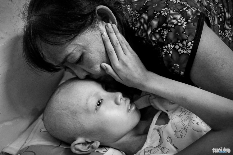Vietnamese street vendor stands by cancer-stricken adopted daughter (photos)