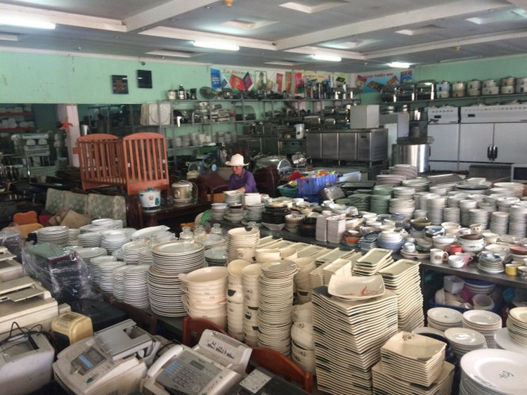 Browsing Saigon second-hand markets for quality items at cheaper prices