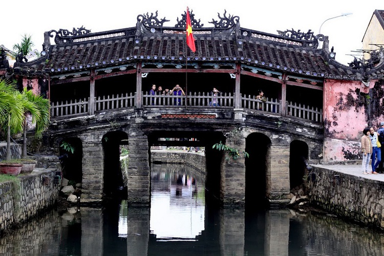Popular tourist bridge in Hoi An to bite dust in restoration's name