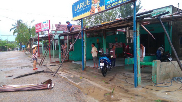 7 injured, 280 houses damaged as Storm Rai crosses central Vietnam