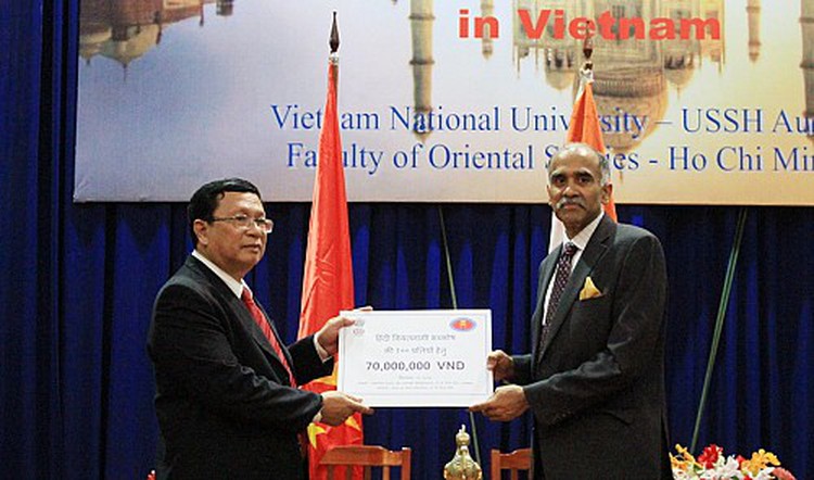 Indian Consulate General grants $3,100 to university for printing Hindi-Vietnamese dictionary