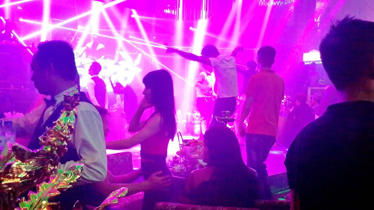 Ho Chi Minh City curfew on bars, Internet cafés proves ineffective