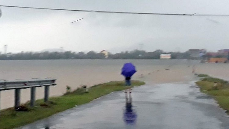Torrential rain, floods threaten north-central Vietnam