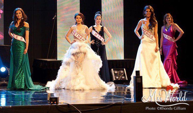 Vietnamese beauty among Top 5 at Mrs World 2016
