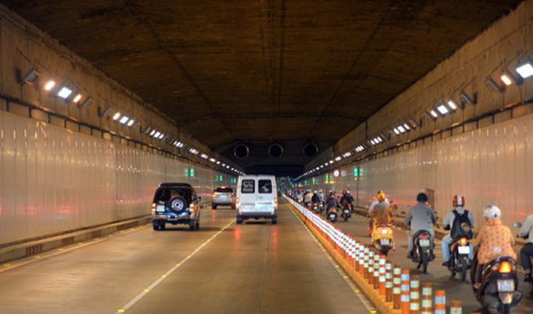 A day in the control station of the Saigon River Tunnel
