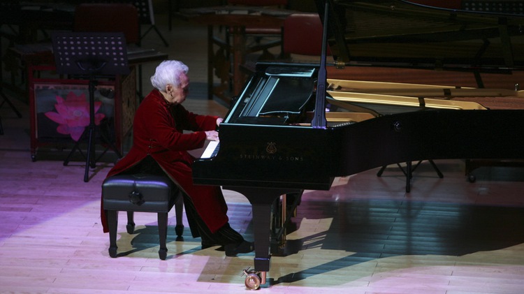 99-year-old Vietnamese grandma wows crowd with jaw-dropping piano performance