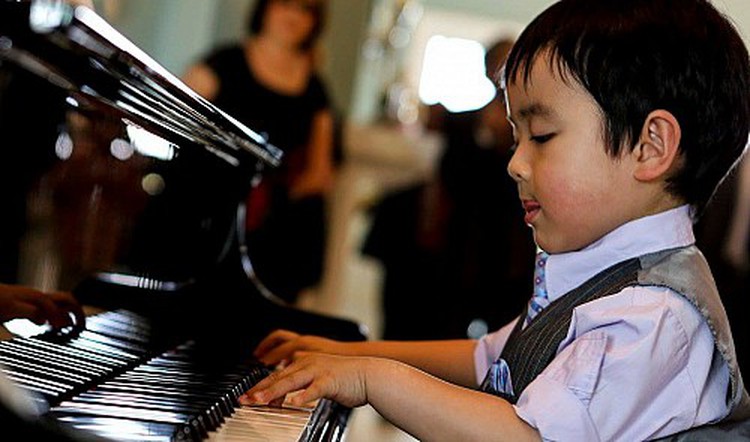 Five-year-old piano prodigy Evan Le to perform in Vietnam this month
