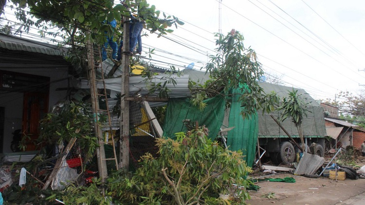 Asleep-at-the-wheel truck driver kills mother, son in southern Vietnam