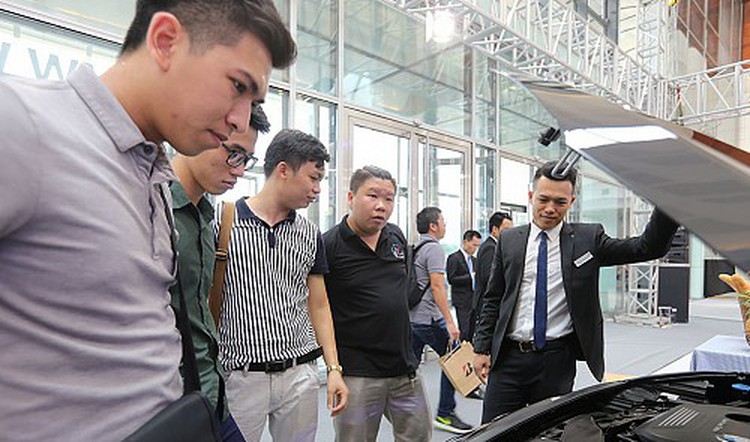 Vietnam car vendors offer promotions to hike sales ahead of Lunar New Year