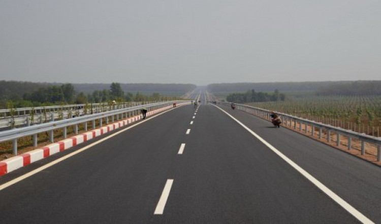 Motorbikes allowed on Ho Chi Minh City expressway ramp