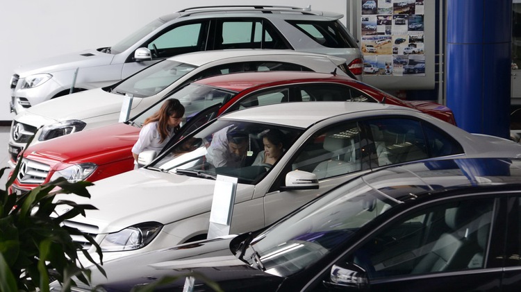 Vietnam imports more automobiles as prices drop