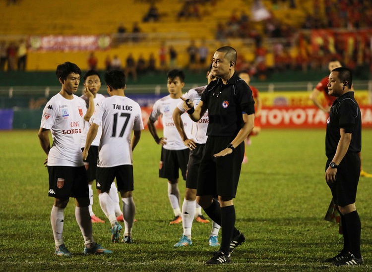 Vietnam’s top-flight football league team walk off after penalty decision