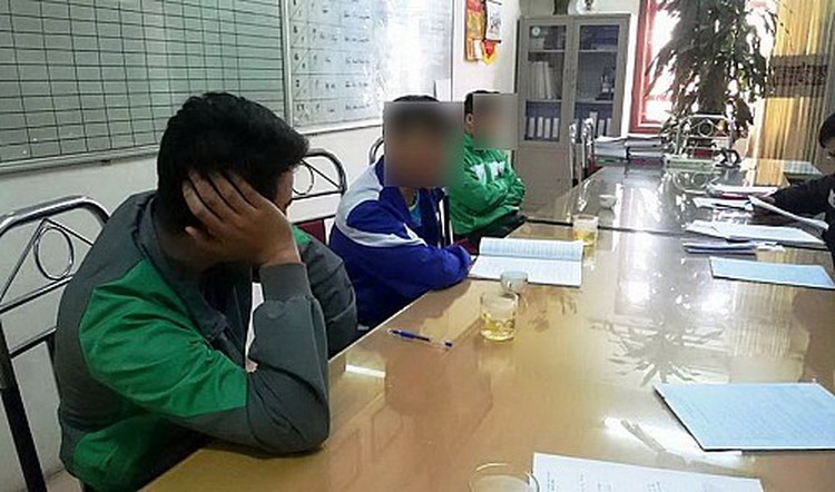 Three Hanoi cab drivers fined for peeing in public