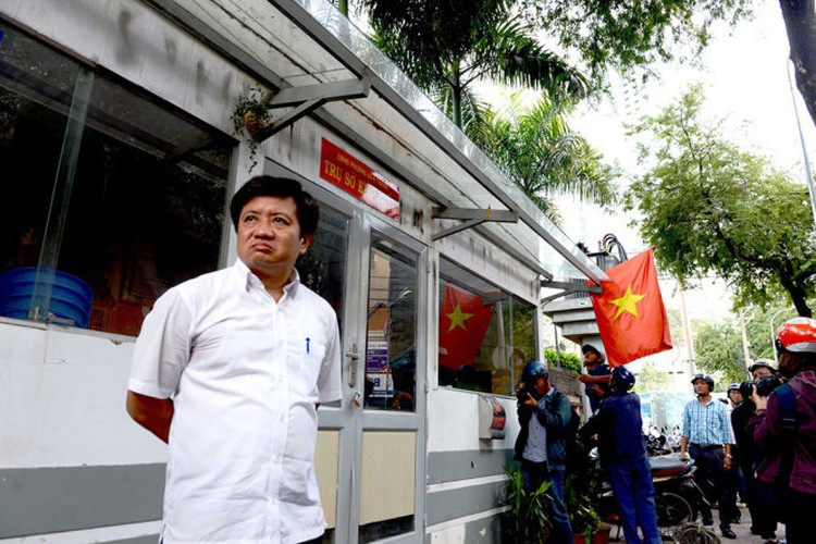 Watch leader of Saigon ‘sidewalk clearing’ campaign in action