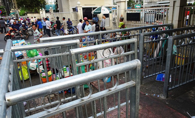Maze-like sidewalk fences pose challenges for pedestrians in Ho Chi Minh City