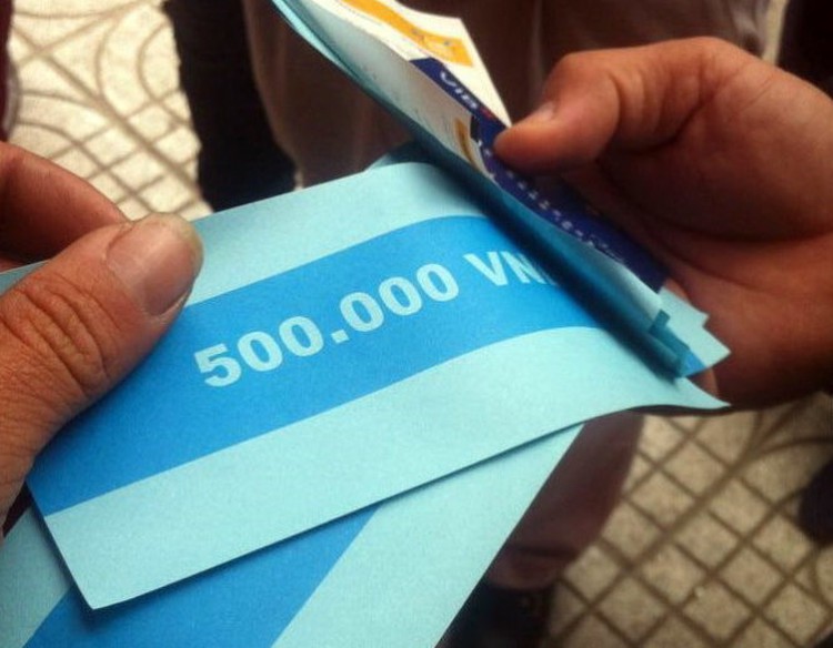 Hanoi man shocked by paper dispensing ATM