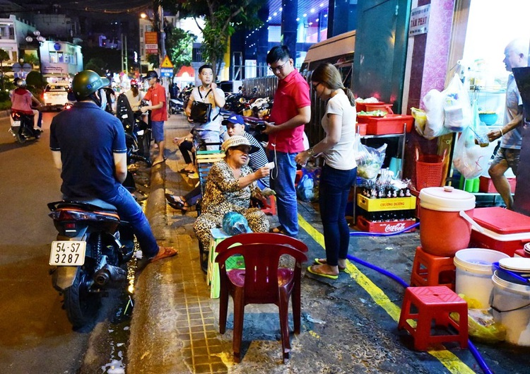 Sidewalk ‘yellow lines’ prove powerless against disobedient Saigonese