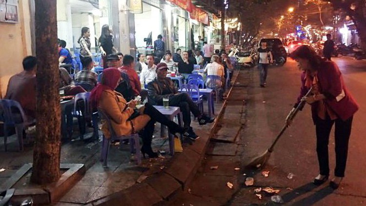 Nearly 90% of sidewalk-blocking beer bars in Hanoi backed by police: chairman
