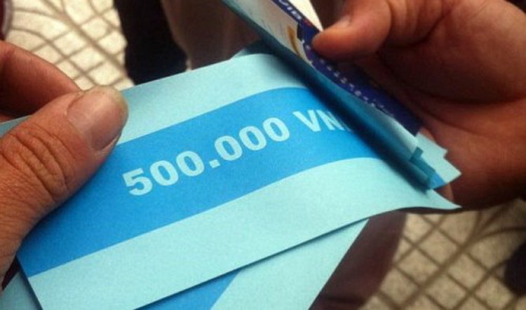 Hanoi man shocked by paper dispensing ATM