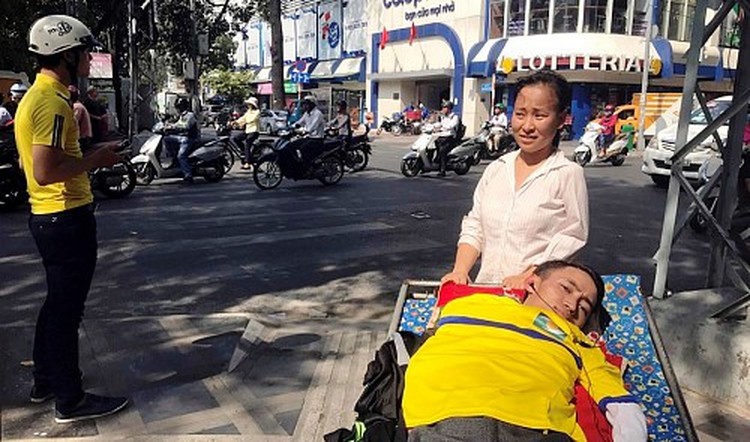 This Vietnamese supporter never gives up football zeal despite disability