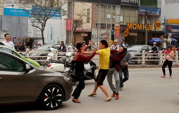 Photos: Vietnamese youth caught acting ugly on streets