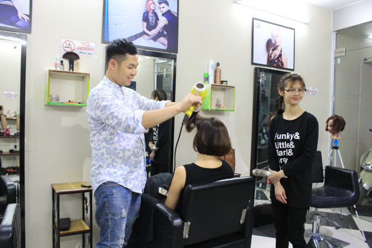 Mute barber in Hanoi pleases clients with heart, flair