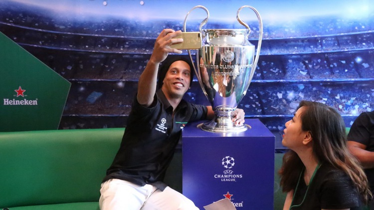 Ronaldinho brings UEFA Champions League trophy to Vietnam